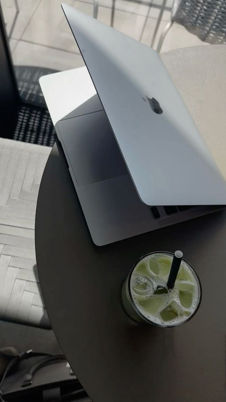 Créateur travaillant sur MacBook avec matcha